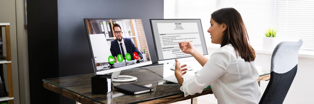 videointerview frau am pc mit videocall bewerbungsgespräch vorstellungsgespräch