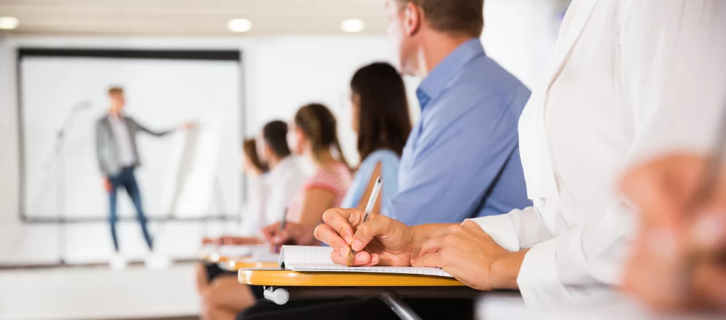 weiterbildung fortbildung klasse gruppe menschen lernen vortrag tafel