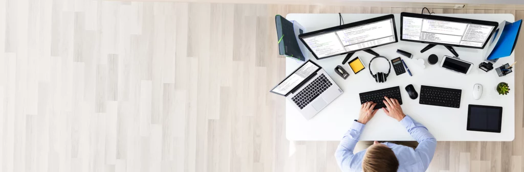 mann in draufsicht am programmieren it informatik am schreibtisch sitzend arbeit büro home office