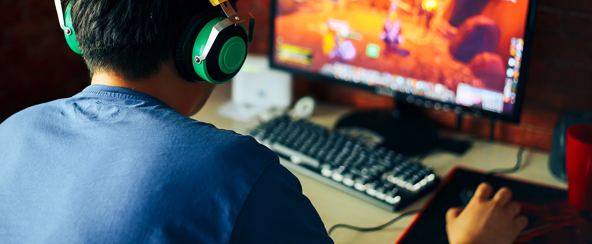 Gaming Hobby zum Beruf machen Mann mit Headset am Videospiele spielen zocken Game Setup Equipment