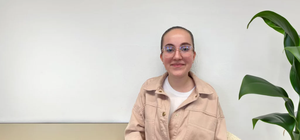 Azubi/Auszubildende die über die Ausbildung zur Personaldienstleistungskauffrau, Personaldienstleistungskaufmann erzählt.
