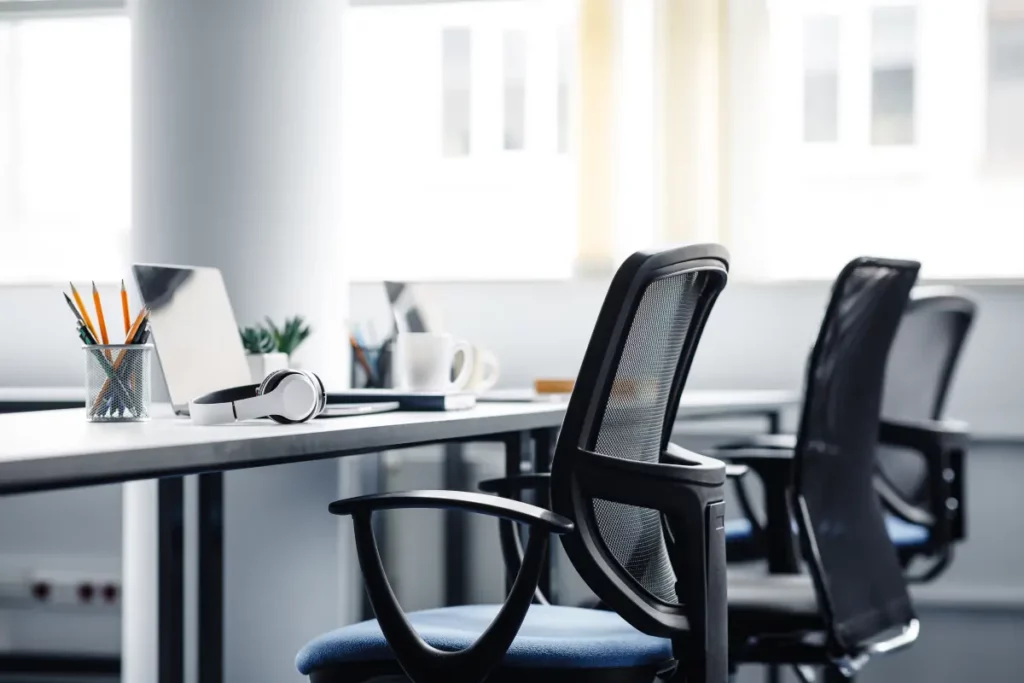 Leere Arbeitsplätze in einem Büro als Symbol für die Kosten einer unbesetzten Stelle
